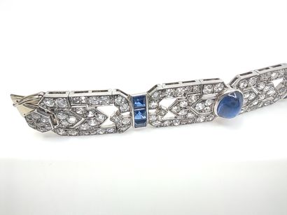 
MAGNIFIQUE BRACELET en platine à décor géométrique...