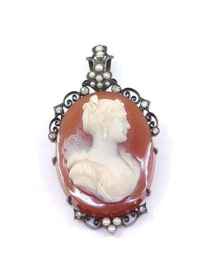 IMPORTANTE broche faisant pendant en or et...