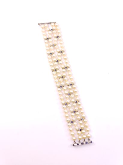 BRACELET quatre rangs de perles ponctué de...