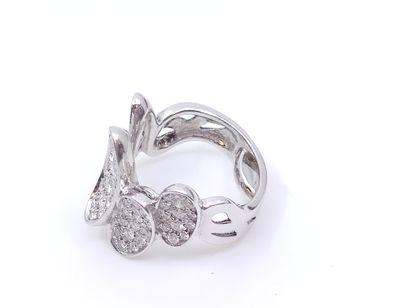BAGUE en or gris 750° formant cinq motifs...
