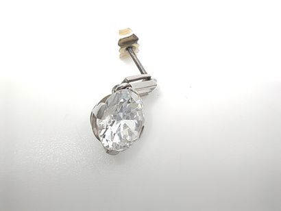 PAIRE de boucles d'oreilles en platine ornée...