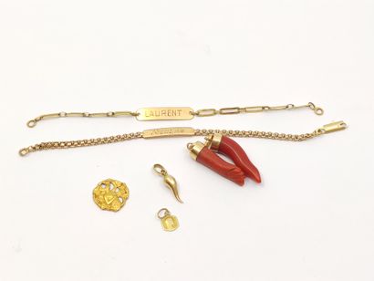 
Lot d'or 750 comprenant 




Quatre pendentifs




Deux...