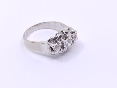 BAGUE en or 750° et platine ornée de trois...