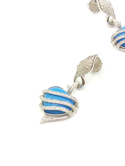 PAIRE de boucles d'oreilles en or gris 750°...