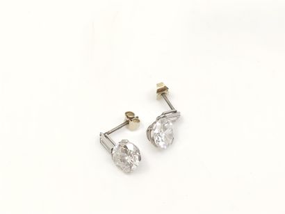 PAIRE de boucles d'oreilles en platine ornée...
