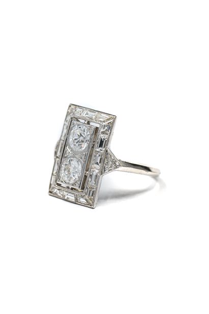 BAGUE en platine ornée de deux diamants de...