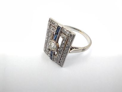 BAGUE en or gris 750° et platine ornée d'un...