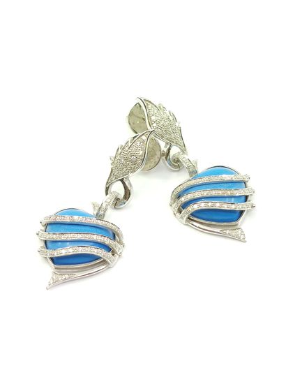 PAIRE de boucles d'oreilles en or gris 750°...