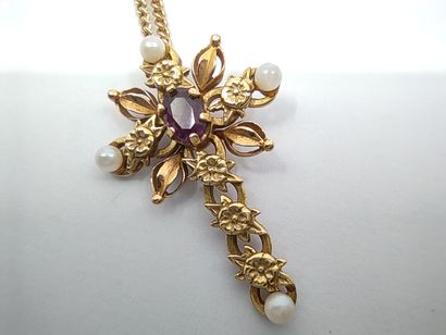 
CHAINE et sa croix en or jaune 750° ornée...
