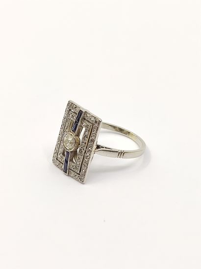 BAGUE en or gris 750° et platine ornée d'un...
