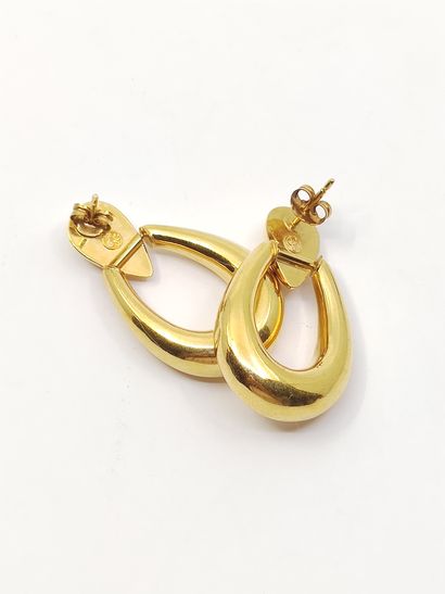 
PAIRE de boucles d'oreilles en or jaune...