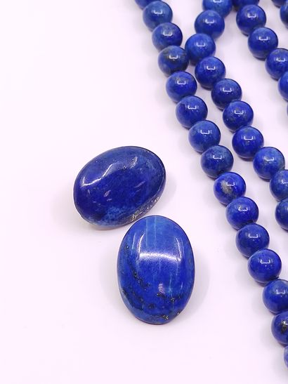 PARURE COMPRENANT:

COLLIER en LAPIS LAZULLI,...