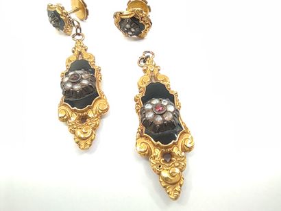 
PAIRE de pendants en or jaune 750° et onyx...