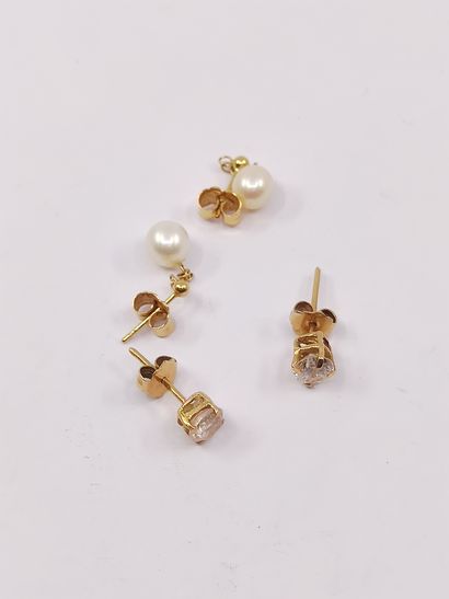 
DEUX paires de boucles d'oreilles en or...