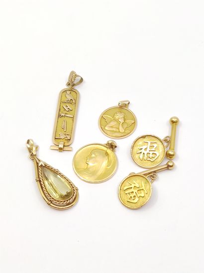 
LOT d'or 750 comprenant 




Quatre pendentifs...
