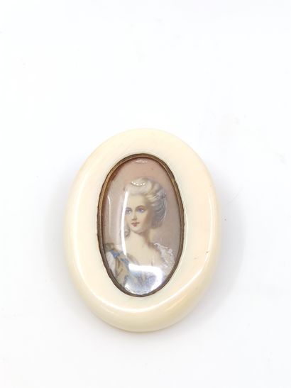 BROCHE en ivoire représentant une miniat...