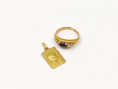 BAGUE en or jaune 750° ornée d'un saphir...