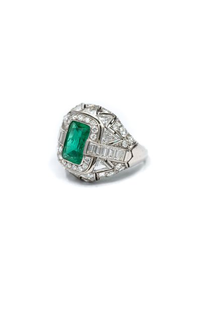 BAGUE en platine ornée d'une émeraude rectangulaire...