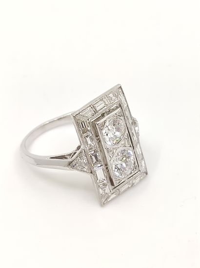 BAGUE en platine ornée de deux diamants de...