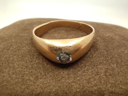 
BAGUE en or jaune 750° ornée d'un diamant...