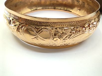 TRAVAIL ETRANGER 

DEUX bracelets joncs en...