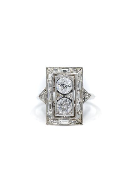 BAGUE en platine ornée de deux diamants de...