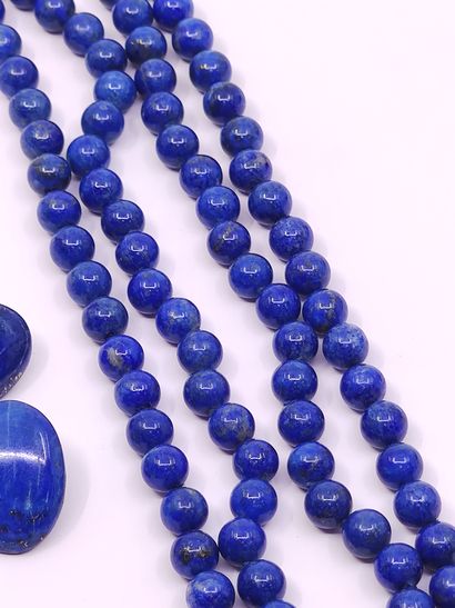 PARURE COMPRENANT:

COLLIER en LAPIS LAZULLI,...