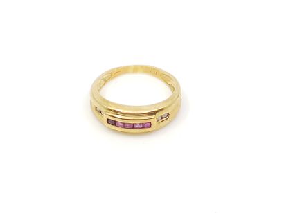 BAGUE en or jaune 750° ornée de rubis calibrés...
