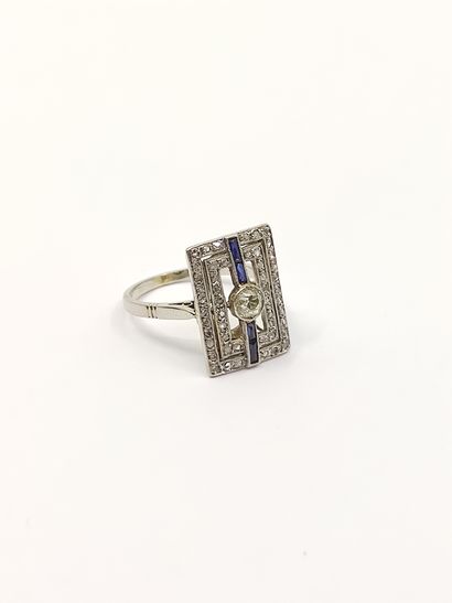 BAGUE en or gris 750° et platine ornée d'un...
