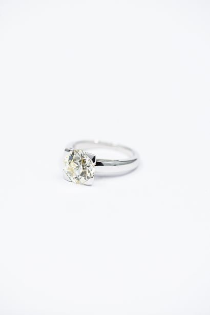 
BAGUE en or gris 750° ornée d'un diamant...