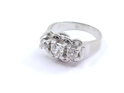 BAGUE en or 750° et platine ornée de trois...