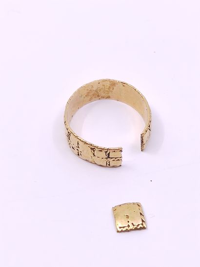 BAGUE en or jaune 750° et pierres blanches...