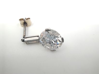 PAIRE de boucles d'oreilles en platine ornée...