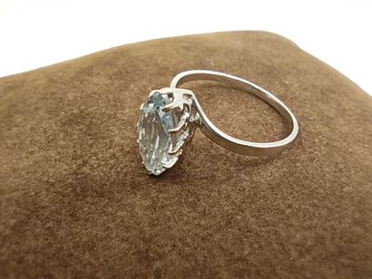 BAGUE en or gris 750° ornée d'une aigue-marine...
