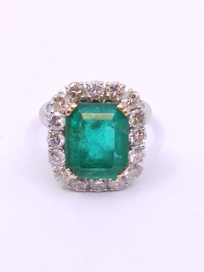IMPORTANTE bague en or gris 750° ornée d'une...