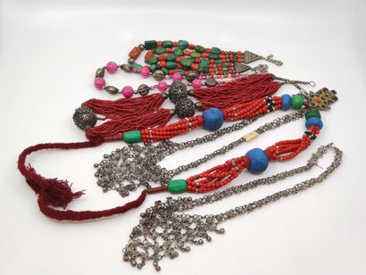 Ensemble de bijoux Afrique du Nord comprenant...