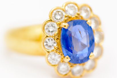 BAGUE marguerite en or jaune 750° ornée d'un...