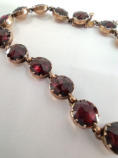 Travail Français

BRACELET en or rose ornée...