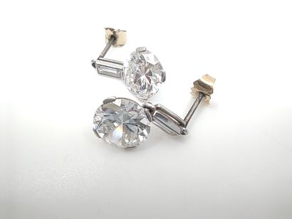 PAIRE de boucles d'oreilles en platine ornée...