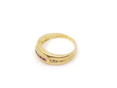 BAGUE en or jaune 750° ornée de rubis calibrés...