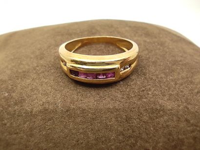 BAGUE en or jaune 750° ornée de rubis calibrés...