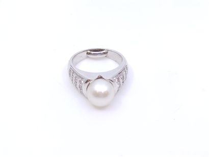BAGUE dôme en or gris 750° surmontée d'une...