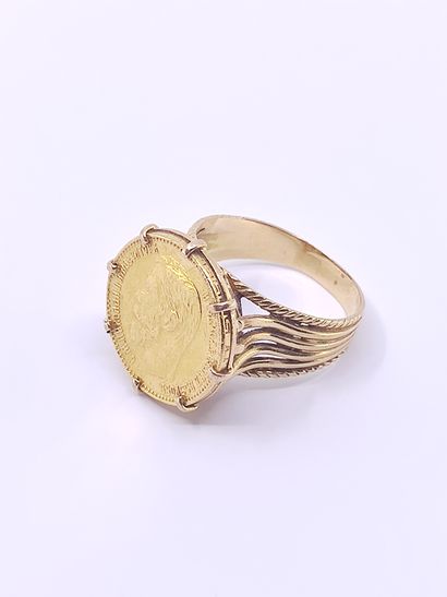 BAGUE en or jaune 750° ornée d'une pièce...
