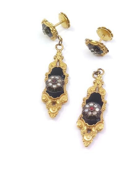 
PAIRE de pendants en or jaune 750° et onyx...