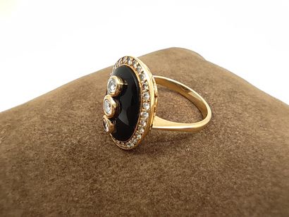BAGUE en or jaune 750° ornée d'une onyx sertie...