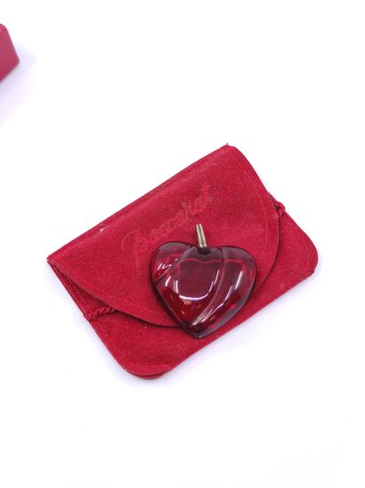 BACCARAT 

Pendentif cœur en cristal rouge...