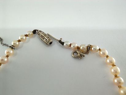 COLLIER de 85 perles en chute, fermoir tonneau...