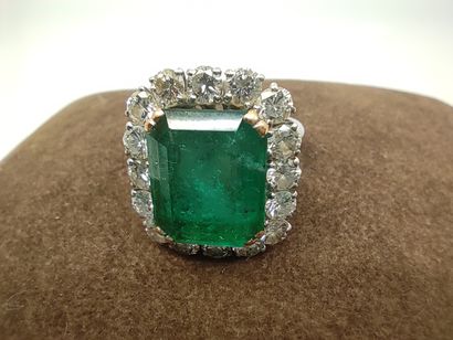 IMPORTANTE bague en or gris 750° ornée d'une...
