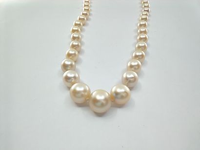 COLLIER de 85 perles en chute, fermoir tonneau...