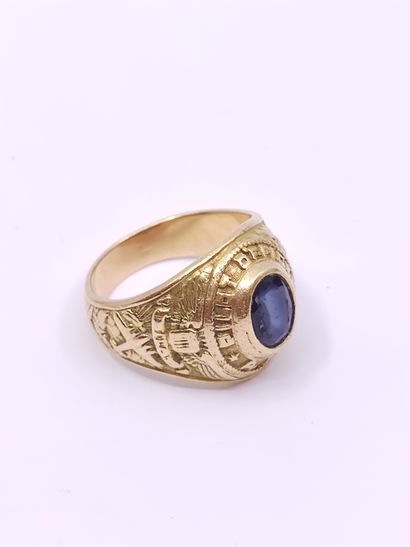 BAGUE chevalière en or jaune 750° ornée d'un...